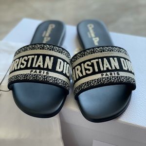 NEW DIOR DWAY SLIDE
Black Embroidered Cotton 100% AUTHENTIC, size 37.5